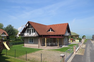 Haus mit Blick auf den See