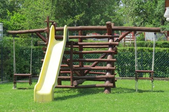 Spielplatz auf dem Grundstück